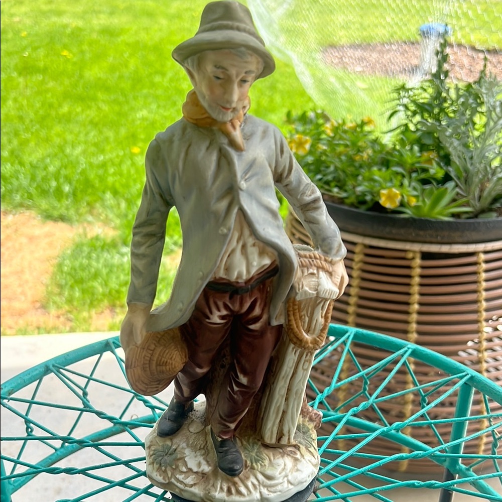 Charming Figurine of a Farmer with Basket - Picture 1 of 4
